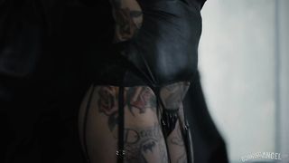 Жестко трахнул татуированную девушку порно видео
